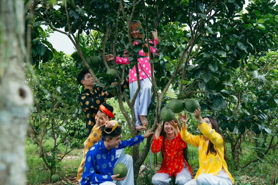 THE LANDSCAPE OWNER VISITS THE VILLAGE (MS001)